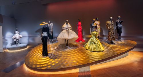 Installazione scenografica della mostra Schiapparelli al museo V&A di Londra
