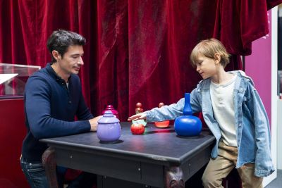 Bambini e adulti visitano la mostra Fairy Tales tra fiabe, magia e installazioni interattive