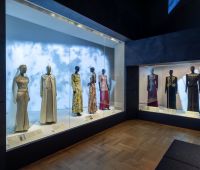 Allestimento della mostra Schiapparelli: Fashion Becomes Art a Londra