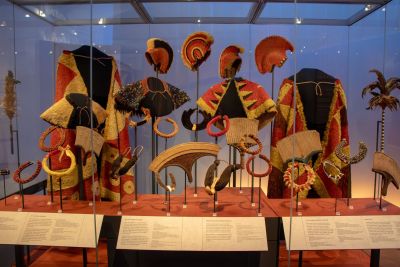 Featherwork & ornaments on display that evoke a gathering of ali‘i (chiefs) © The Trustees of the British Museum, Photo by MKH