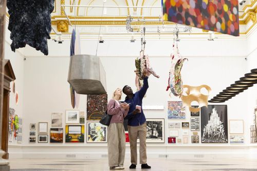 Installation view Summer Exhibition 2025 - Opere di pittura e scultura esposte nelle gallerie della Royal Academy London