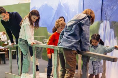 Famiglie in visita alla mostra Fairy Tales alla British Library di Londra