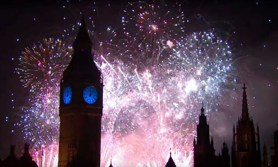 Fuochi d’artificio di Capodanno sul Tamigi sopra il Big Ben e il London Eye