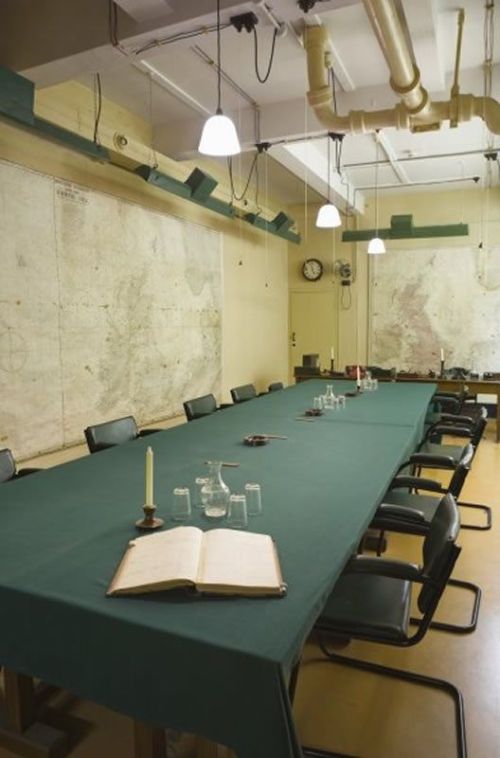 La Chiefs of Staff Conference Room delle Churchill War Rooms, con il tavolo verde e le mappe alle pareti