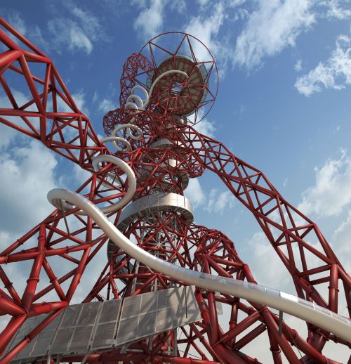 La struttura in acciaio rosso dell'ArcelorMittal Orbit vista dal basso, con il tunnel-scivolo che la avvolge