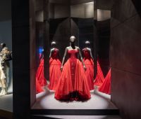 Sala espositiva della mostra dedicata a Elsa Schiapparelli al V&A Museum