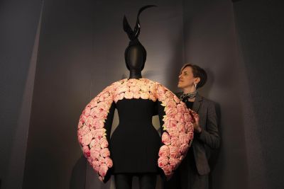 Creazioni artistiche e moda surrealista nella mostra Schiapparelli di Londra