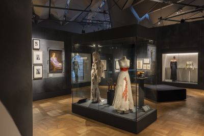 Percorso espositivo della mostra Elsa Schiapparelli al Victoria and Albert Museum