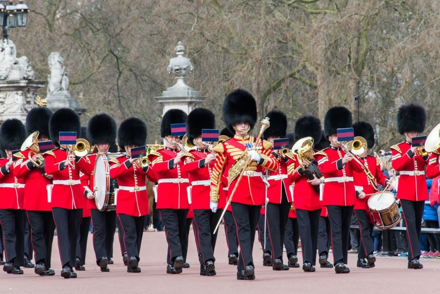 L'immagine ritrae un momento della cerimonia del Cambio della Guardia a Londra