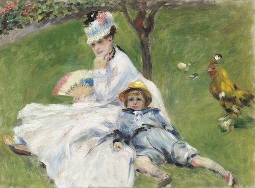 Camille Monet in abito bianco seduta sul prato con il figlio sdraiato accanto e un gallo vicino
