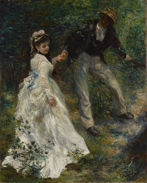 Un giovane tende la mano a una ragazza in abito bianco per guidarla nel bosco, nella Passeggiata di Renoir