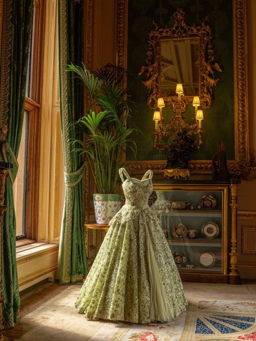 Evening gown, Norman Hartnell, 1957. Worn for a state banquet given for President Eisenhower at the British Embassy in Washington, D.C.