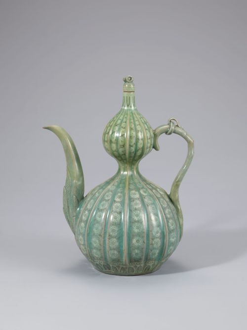 Brocca in celadon Goryeo verde-azzurra a forma di doppia zucca con crisantemi intarsiati