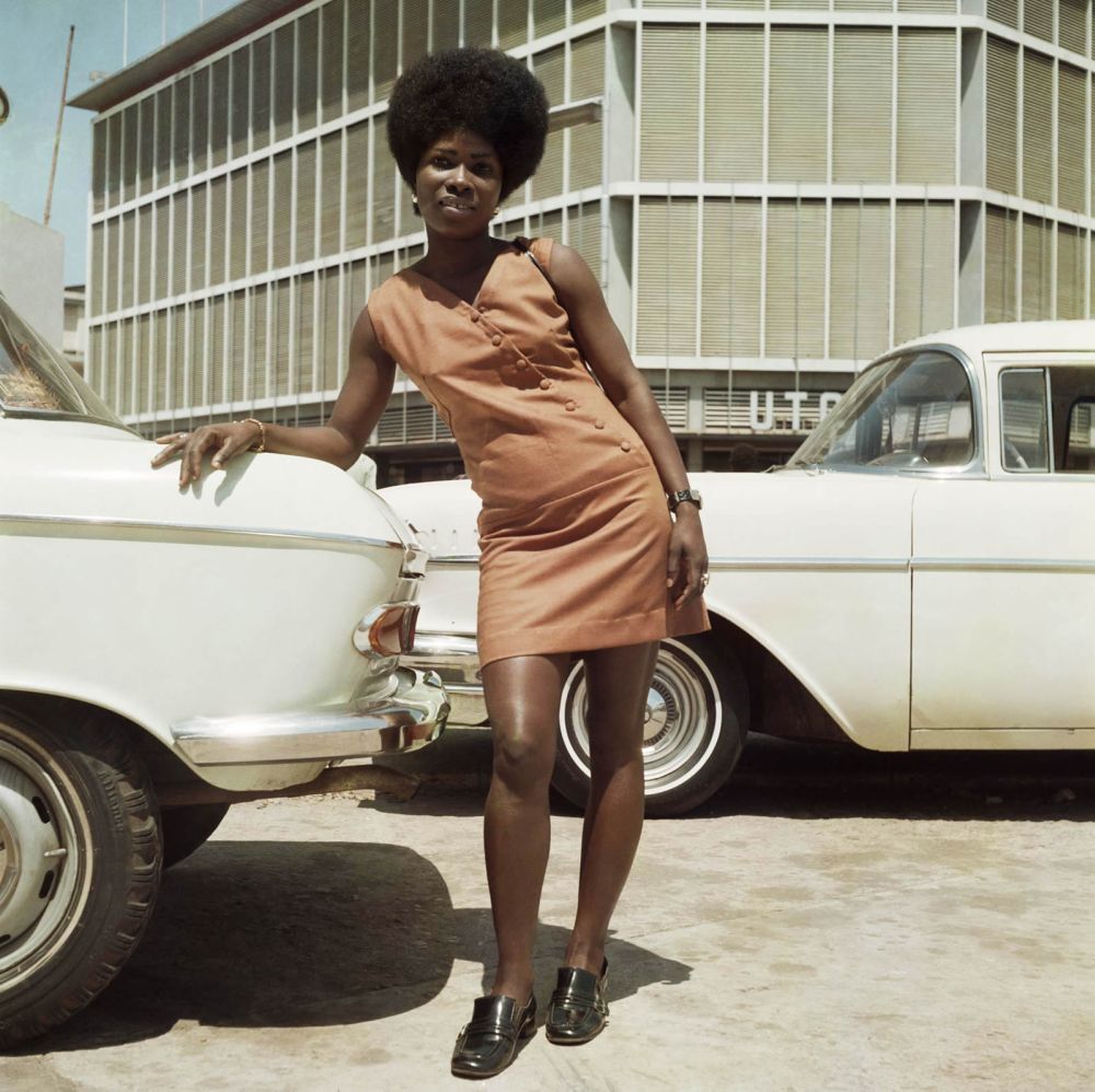 Sick Hagemeyer shop assistant as a seventies icon posing in
front of the United Trading Company headquarters, Accra,
1971 © James Barnor. Courtesy of galerie Clémentine de la
Féronnière