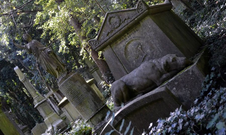 La tomba del pugile Tom Sayers, con il cane Lion scolpito ai piedi