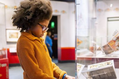 Visitatori alla mostra Fairy Tales della British Library dedicata al mondo delle fiabe