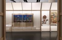 Paravento Sole, luna e cinque picchi e oggetti buddhisti allestiti nella mostra Korea al British Museum