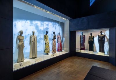 Allestimento della mostra Schiapparelli: Fashion Becomes Art a Londra