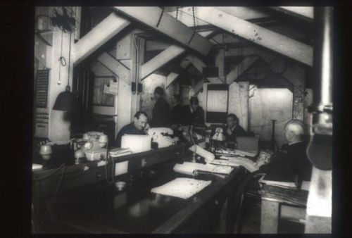 La Map Room delle Cabinet War Rooms in una foto d'archivio, con lo staff al lavoro durante la guerra