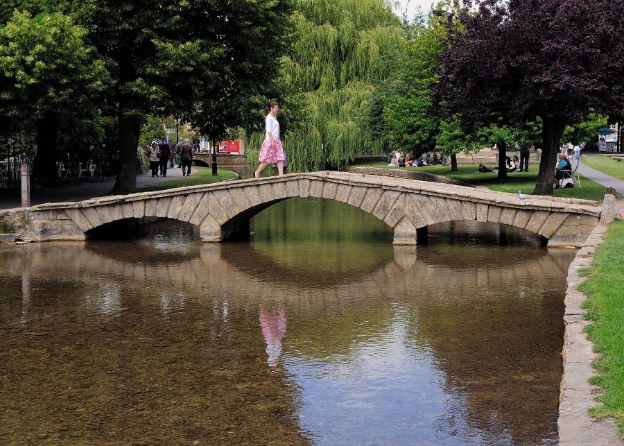 Uno dei ponticelli pedonali in pietra sul fiume Windrush a Bourton-on-the-Water