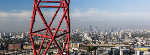Panorama sullo skyline della City dall'ArcelorMittal Orbit, incorniciato dalle travi rosse