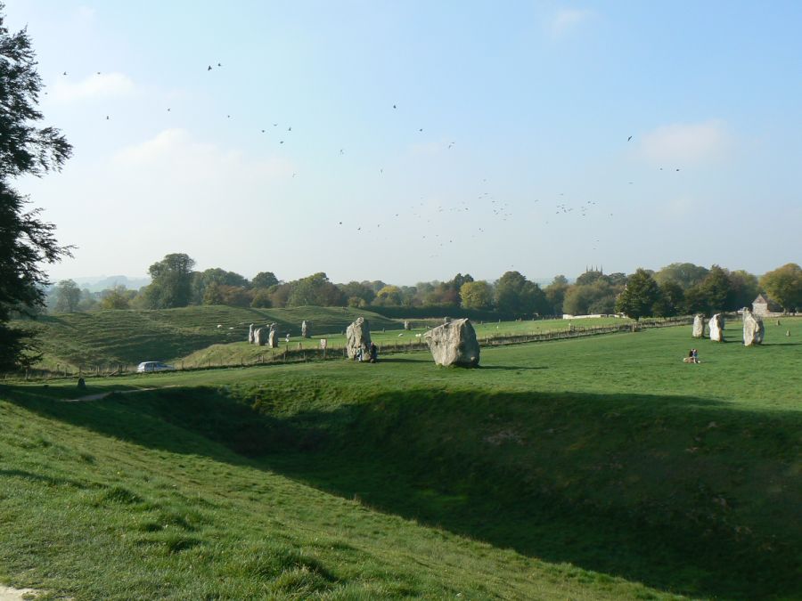 Le pietre grezze del cerchio esterno di Avebury nella campagna del Wiltshire