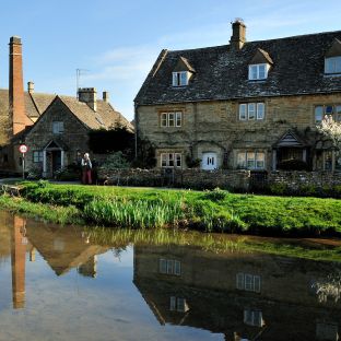Lower Slaughter, le case sul fiume Eye — Foto: Saffron Blaze, CC BY-SA 3.0 (Wikimedia Commons)
