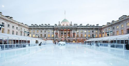 La pista di pattinaggio su ghiaccio allestita d'inverno nel cortile di Somerset House