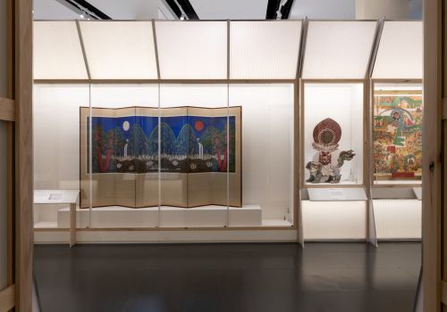 Paravento Sole, luna e cinque picchi e oggetti buddhisti allestiti nella mostra Korea al British Museum