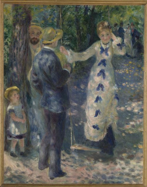 Una giovane donna in piedi su un'altalena parla con due uomini sotto gli alberi, nell'Altalena di Renoir