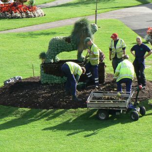 Giardinieri all'opera a Bath.