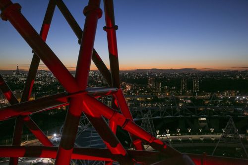 Il tramonto su Londra visto dall'ArcelorMittal Orbit, con lo Stadio Olimpico illuminato