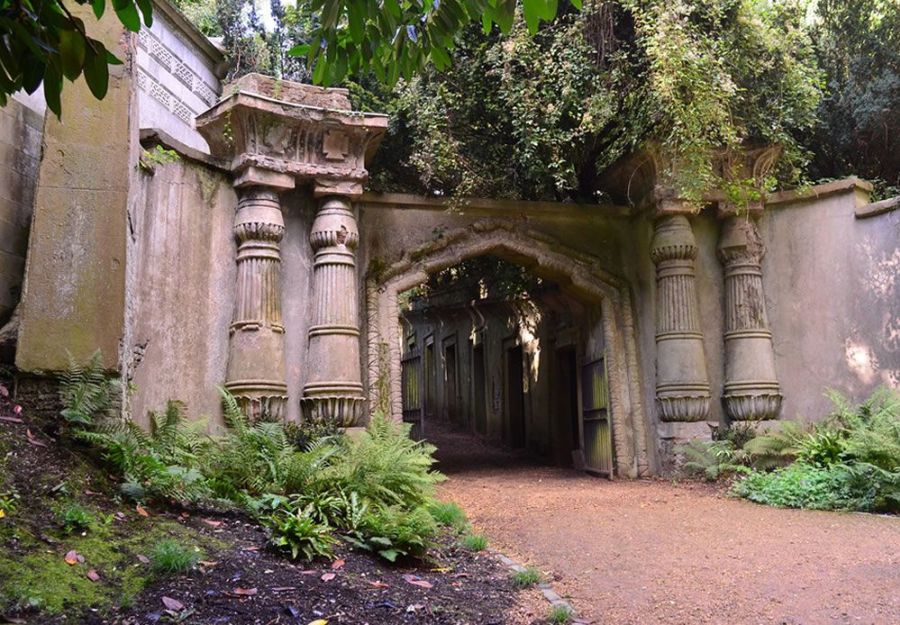L'ingresso dell'Egyptian Avenue, con le colonne a papiro, nel cimitero di Highgate