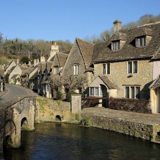 Castle Combe, il ponte sul By Brook — Foto: Saffron Blaze, CC BY-SA 3.0 (Wikimedia Commons)