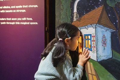 Bambini esplorano gli spazi interattivi della mostra Fairy Tales alla British Library