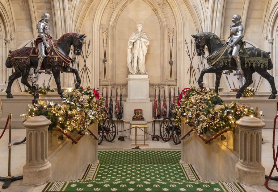 Il Grand Vestibule del Castello di Windsor addobbato per il Natale, con le armature equestri