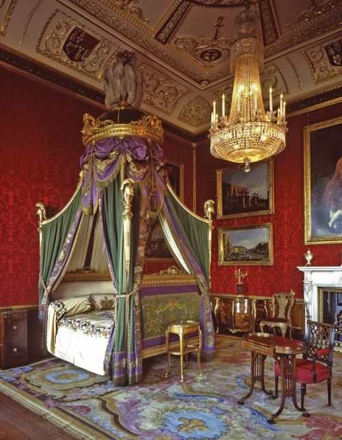 La King's State Bed Chamber del Castello di Windsor, con il letto a baldacchino e i dipinti alle pareti