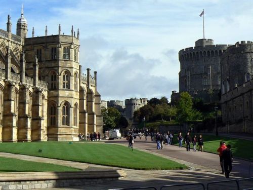 Il Castello di Windsor visto dal Lower Ward, con la St George's Chapel e la Torre Rotonda
