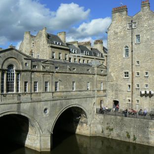 Pulteney Bridge a Bath, un ponte che richiama il Ponte Vecchio di Firenze.