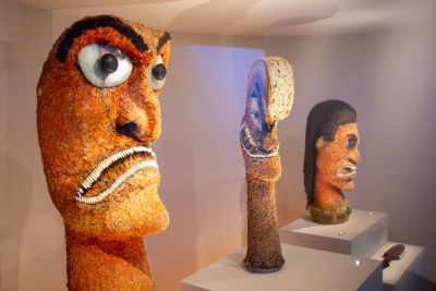 Maschere e sculture lignee raffiguranti divinità hawaiane in mostra al British Museum