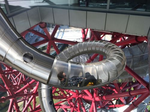 Il tratto a spirale di The Slide, con un visitatore che scivola nel tunnel trasparente