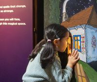 Bambini esplorano gli spazi interattivi della mostra Fairy Tales alla British Library
