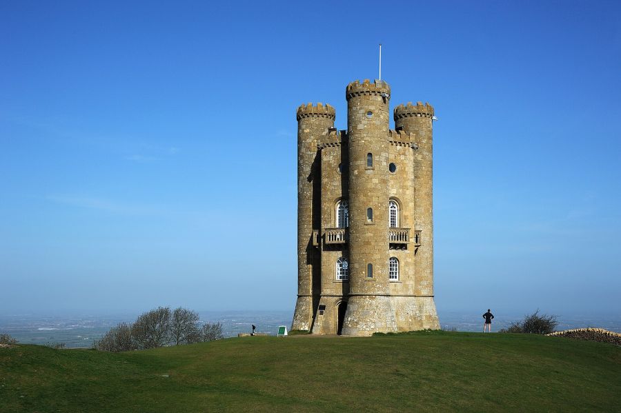 La Broadway Tower, torre neogotica in pietra sulla sommità della collina, con la campagna sullo sfondo