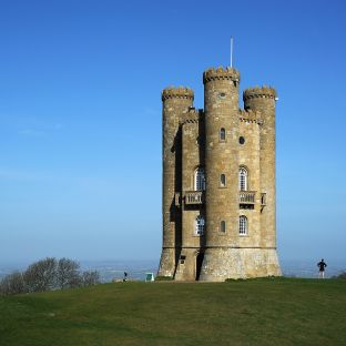 La Broadway Tower sopra il villaggio di Broadway — Foto: Saffron Blaze, CC BY-SA 3.0 (Wikimedia Commons)