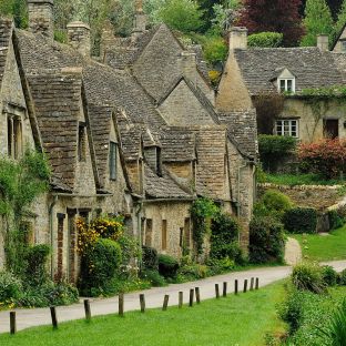 Arlington Row a Bibury, i cottage dei tessitori — Foto: Saffron Blaze, CC BY-SA 3.0 (Wikimedia Commons)