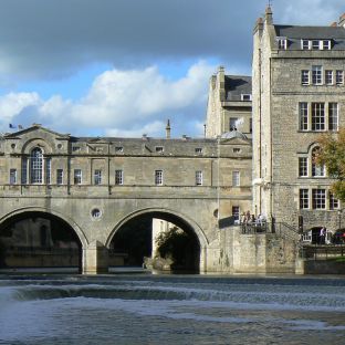 Vista del vista del ponte di Pulteney a Bath.