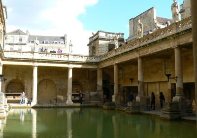Le Terme romane di Bath, con la loro architettura classica e l'acqua termale calda.