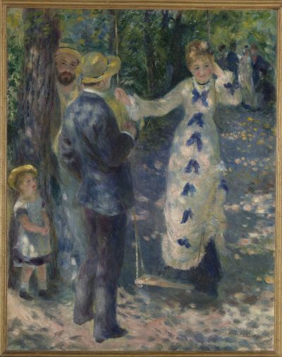 Una giovane donna in piedi su un'altalena parla con due uomini sotto gli alberi, nell'Altalena di Renoir