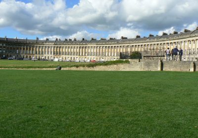Una vista sul Royal Crescent, maestosa struttura semicircolare di case a schiera costruite tra il 1767 e il 1775.