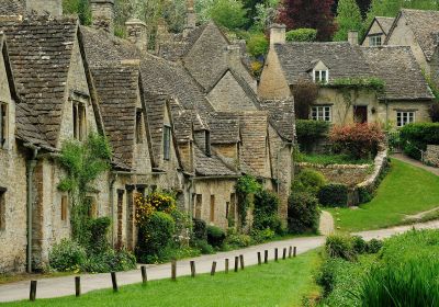 Arlington Row a Bibury, i cottage dei tessitori — Foto: Saffron Blaze, CC BY-SA 3.0 (Wikimedia Commons)